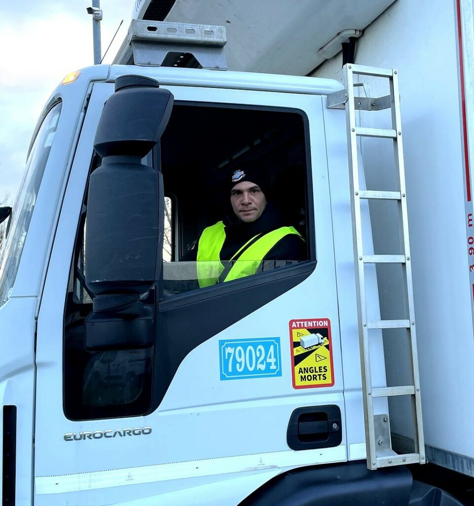 Chauffeur DLT Landes au volant de son véhicule industriel
